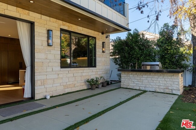 Building Photo - 4708 Noble Ave