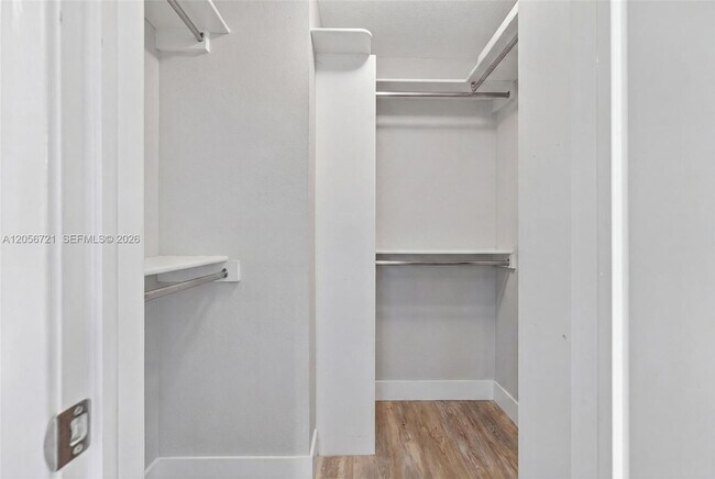 Building Photo - 681 S Hollybrook Dr