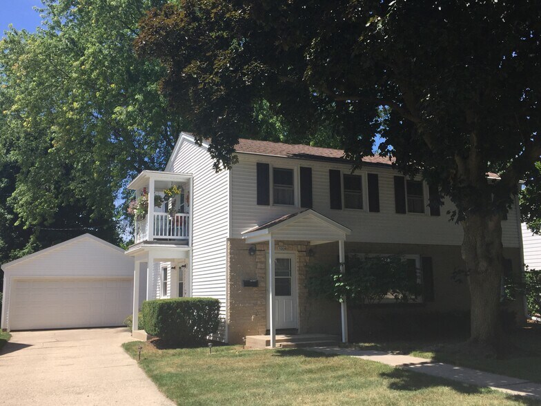 Building Photo - 1008 Sunset Dr