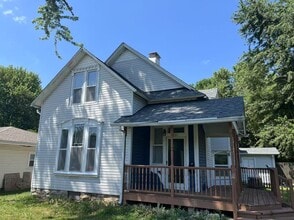 Building Photo - 4/2 bedroom house in republic
