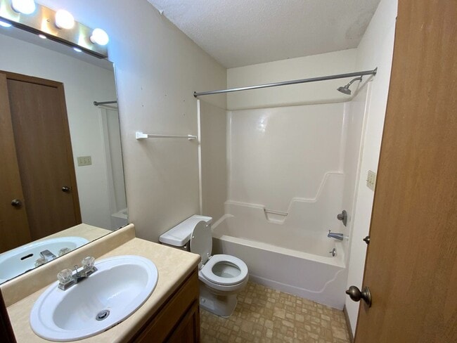 Building Photo - 4 Bedroom 3 Bath Condo
