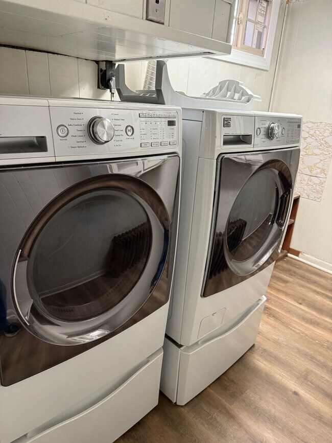 Building Photo - Discover comfort and convenience in charming North Michigan Park!