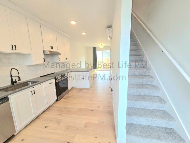 Building Photo - 310 NE 58th Ave