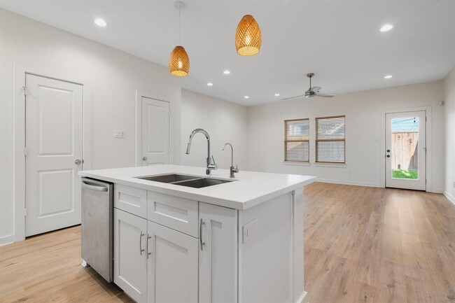 Building Photo - 5710 Elysian St
