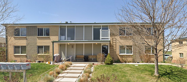 Experience comfort in this delightful apartment with scenic surroundings. - Oak Street Apartments