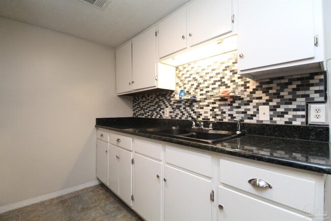 Building Photo - 416 Waycross Ave