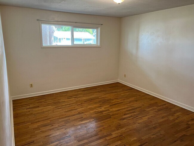 Building Photo - 3 bedroom 1 bathroom single level home!