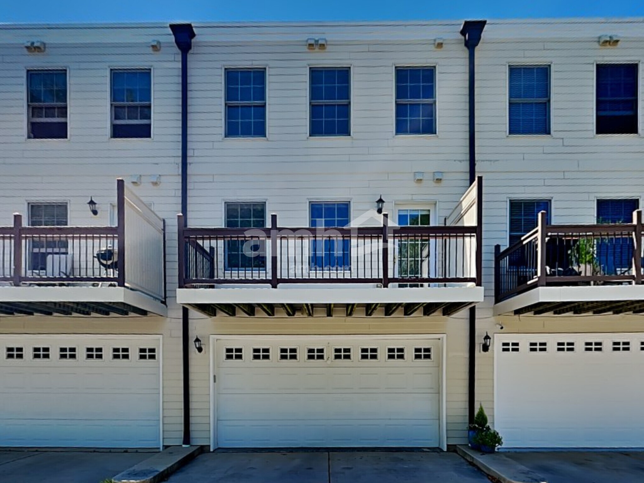 Building Photo - 576 N River St