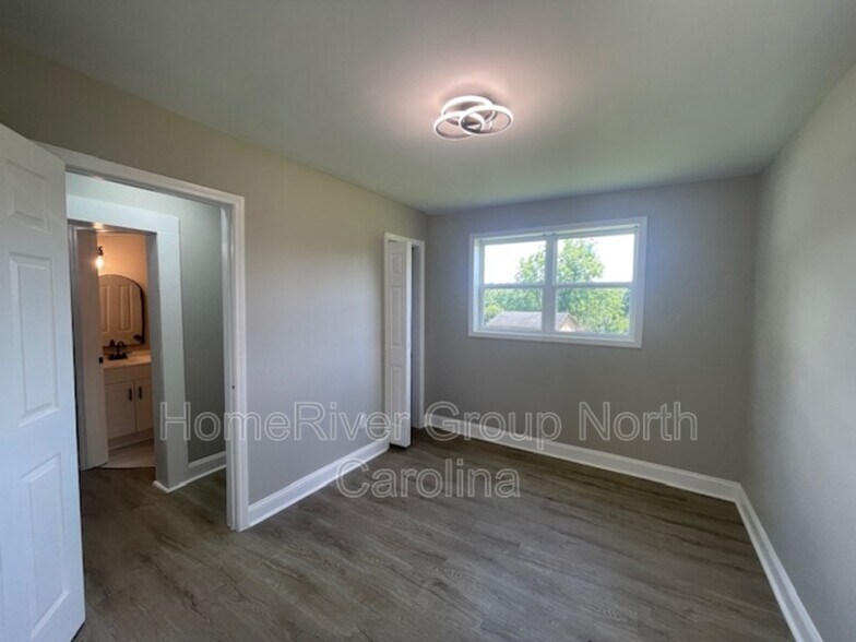 Building Photo - 209 N Davis Ave