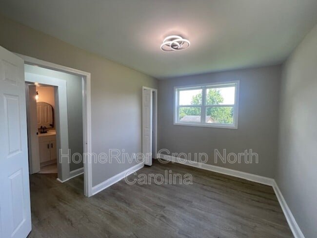 Building Photo - 209 N Davis Ave