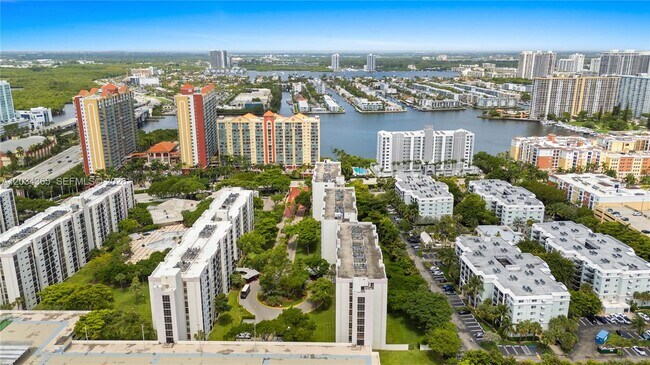 Building Photo - 17021 N Bay Rd