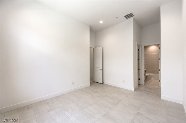 Building Photo - 10864 Agate Clfs Ave
