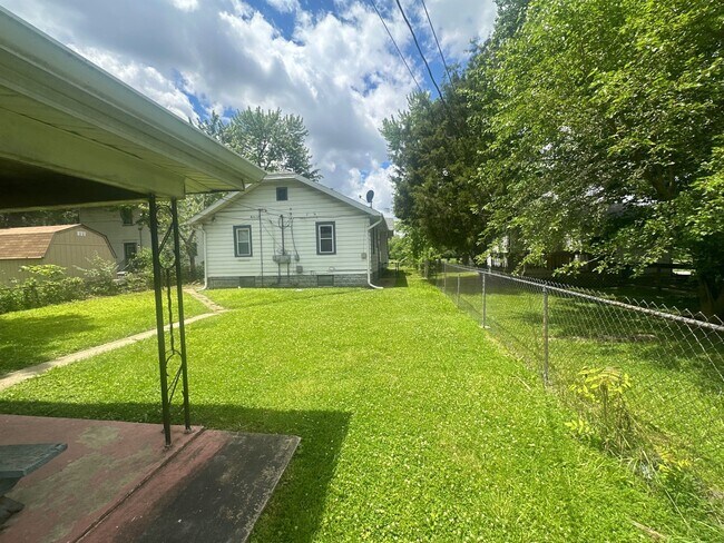 Building Photo - 2227 E Riverside Dr