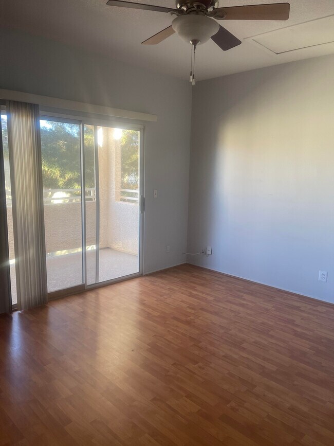 Building Photo - 1900 N Torrey Pines Dr