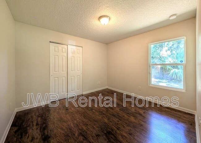 Building Photo - 925 Killarney Ave