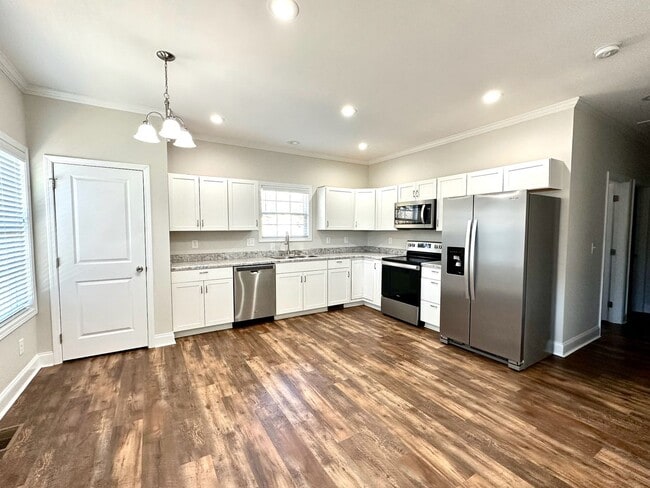 Building Photo - Beautifully renovated 2-bed/1-bath near Johnson City Country Club, Only $1550 per month