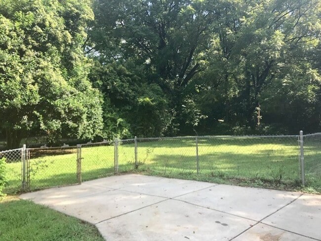 Building Photo - This adorable  2 Bedroom 1 bath home on Glenwood Drive