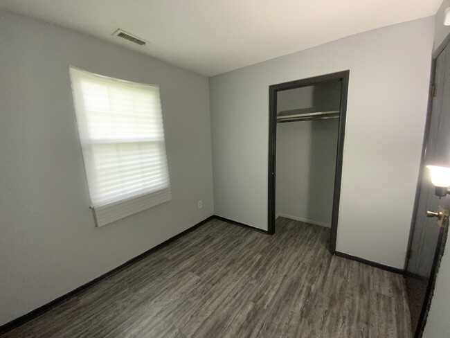 Building Photo - 921 Blue Ridge Dr