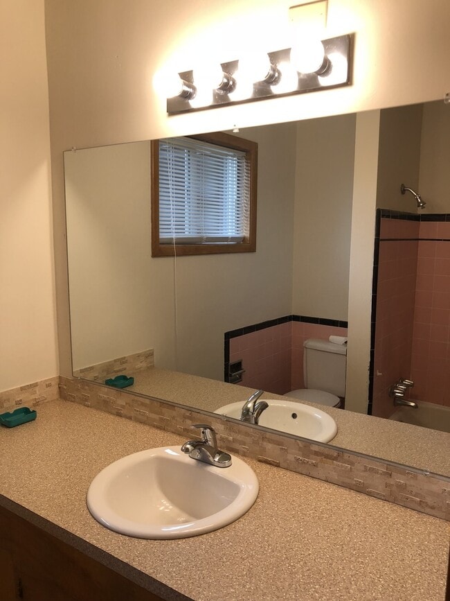 Building Photo - 800 NE 15th St