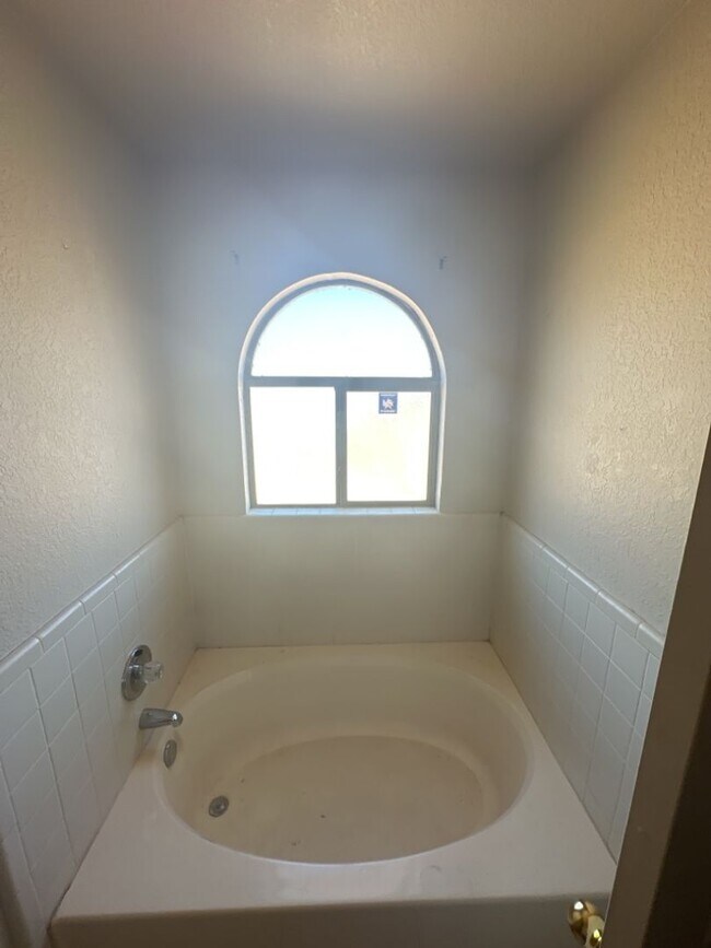 Building Photo - AVAILABLE NOW!