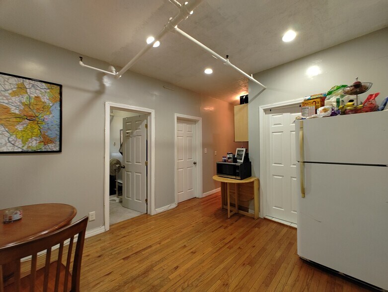 Building Photo - 466 Park Dr