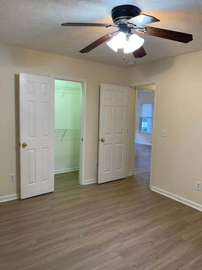 Building Photo - $500 OFF 1ST MONTH'S RENT3 Bedroom 3 Bath ...