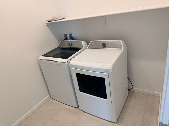 Building Photo - Brand new, never-lived-in Lennar corner end-unit townhome offering exceptional natural light thro...