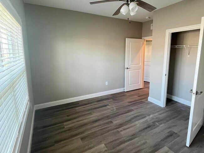 Building Photo - 813 Brush Crk St