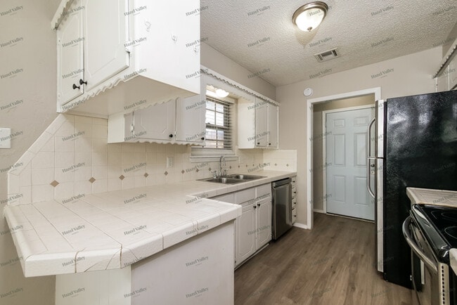 Building Photo - 616 Crosstimbers Dr