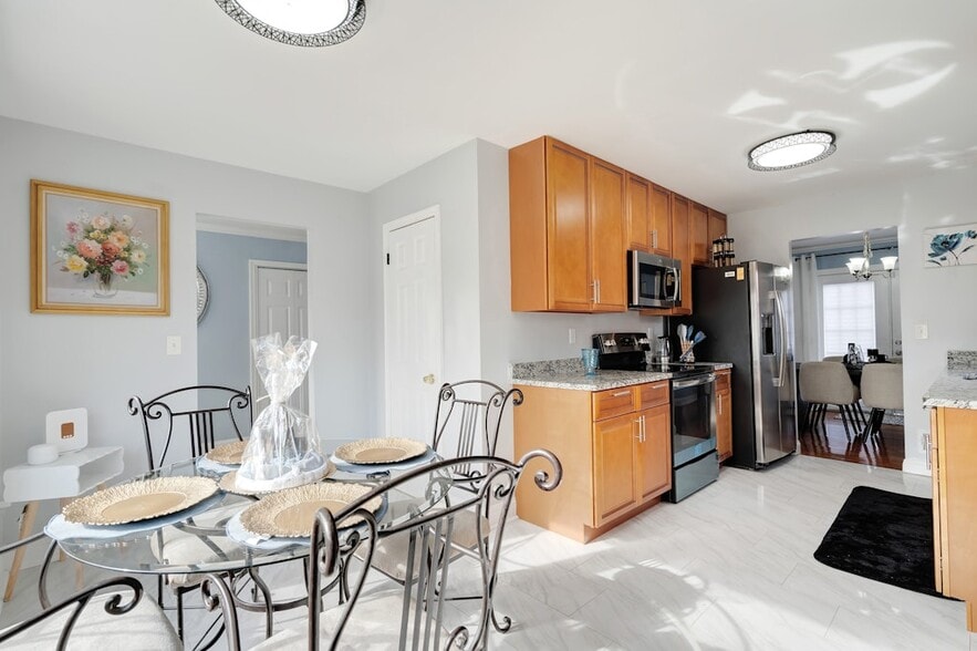 Kitchen - 900 E Tantallon Dr