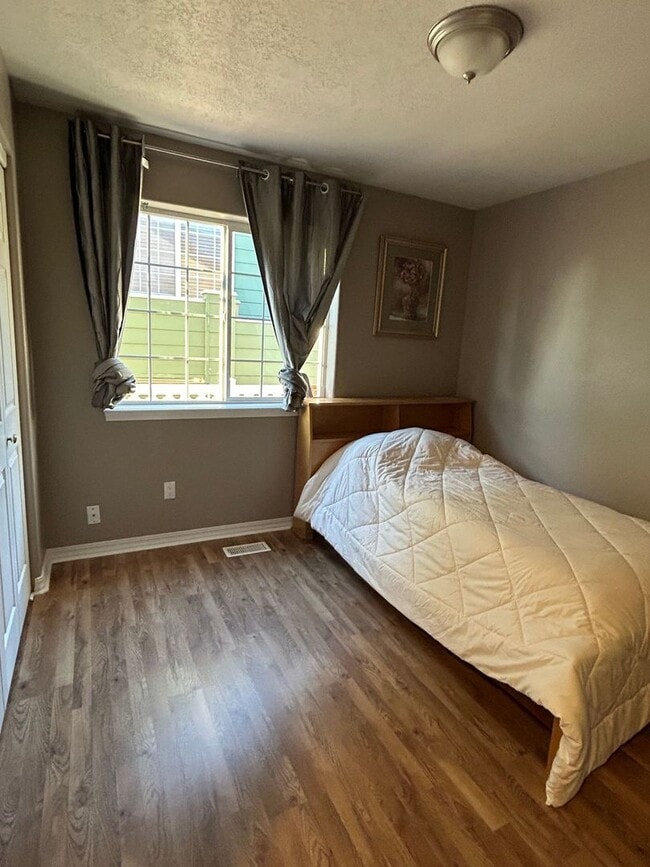 Building Photo - Short term Furnished Home