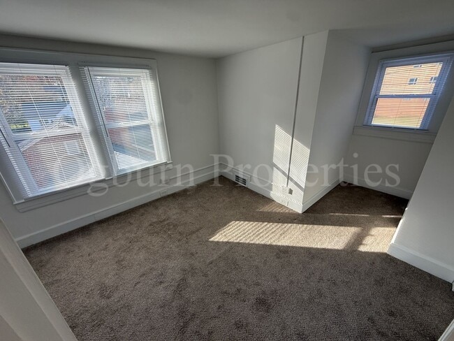 Building Photo - 2046 Queen St