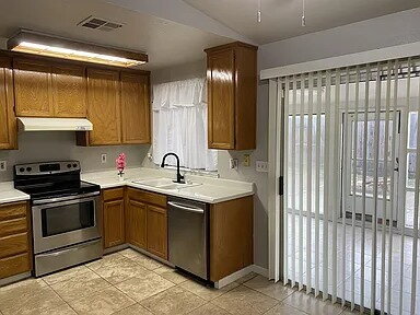 Building Photo - 3 BEDROOM 2 BATH SINGLE FAMILY   NEW PRICE!  AMENITIES: - NEW PAINT - DISHWASHER - LAUNDRY HOOKUP...
