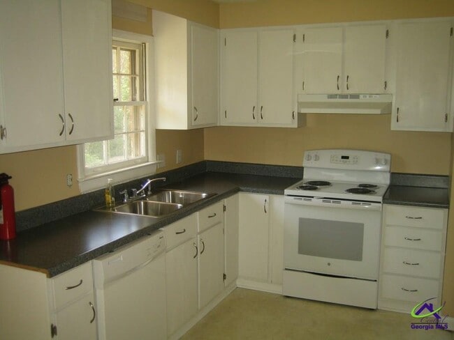 Building Photo - 5 Hampton Square