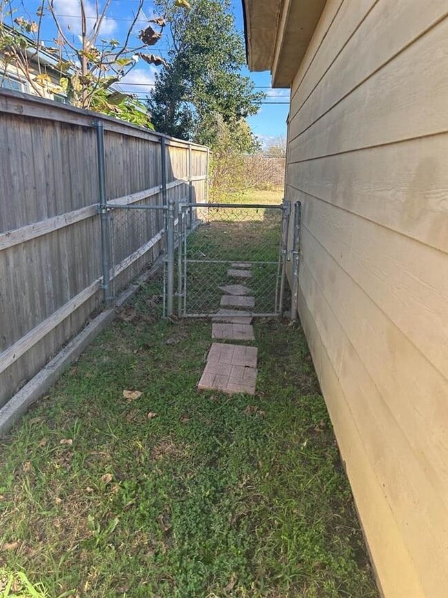 Building Photo - 2811 NW 21st Pl