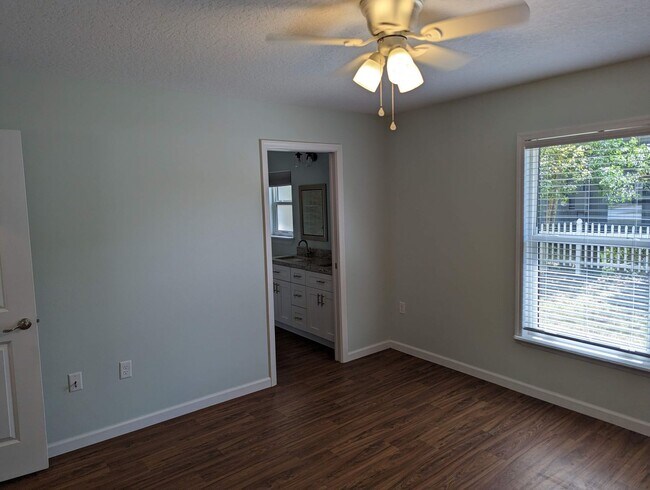 Building Photo - Beautiful Newer Home with 3 bedroom and 2 ...