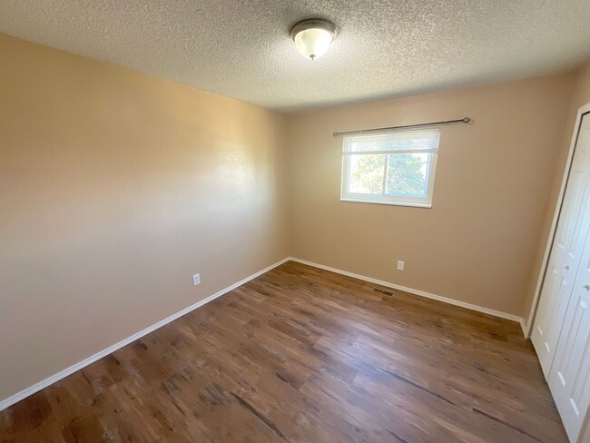 Building Photo - 5 Bedroom Home Available Near Research Pkw...