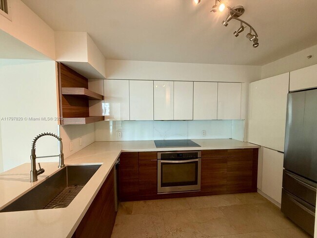Building Photo - 1155 Brickell Bay Dr
