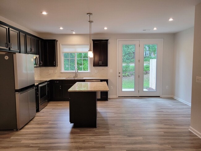 Building Photo - Immaculate 3 bedroom townhouse centrally located in Bon Air
