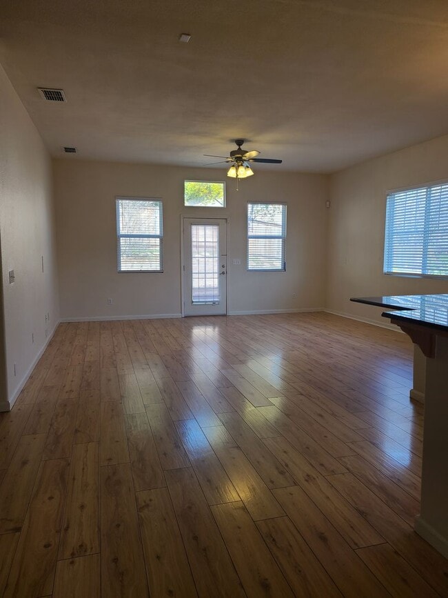 Building Photo - Willow Springs 4 Bdrm, 3 Bath