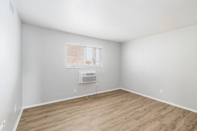 Building Photo - 611 Riverview Dr