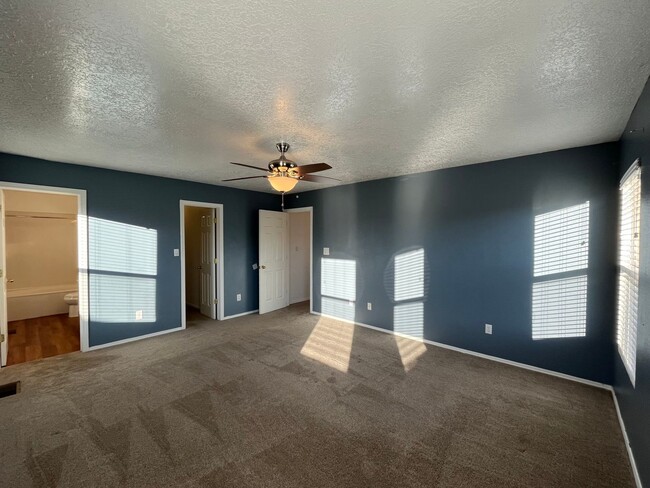 Building Photo - Nice 3 Bedroom 2.5 Bathroom Located In A G...
