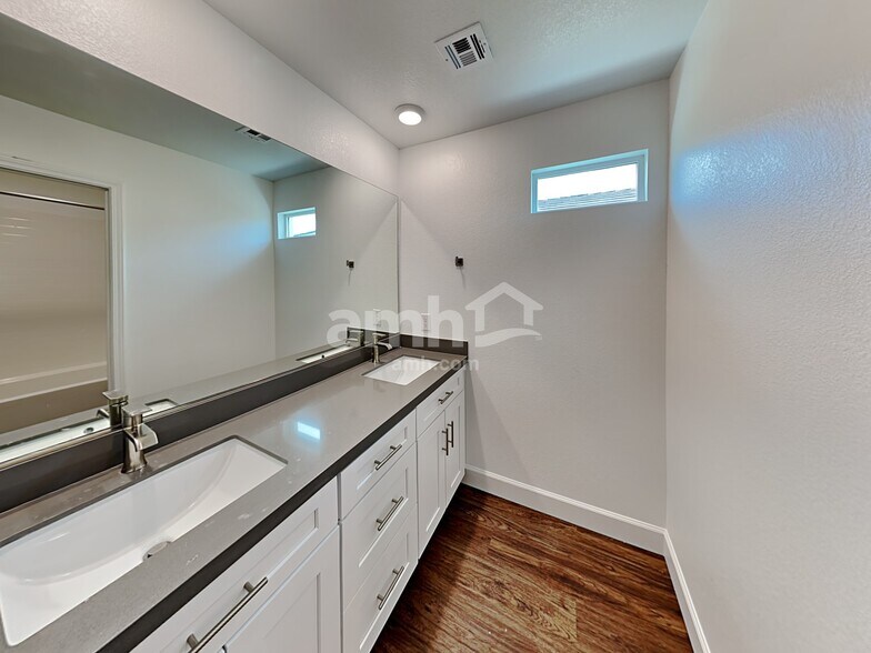 Building Photo - 10072 Roseum Ct