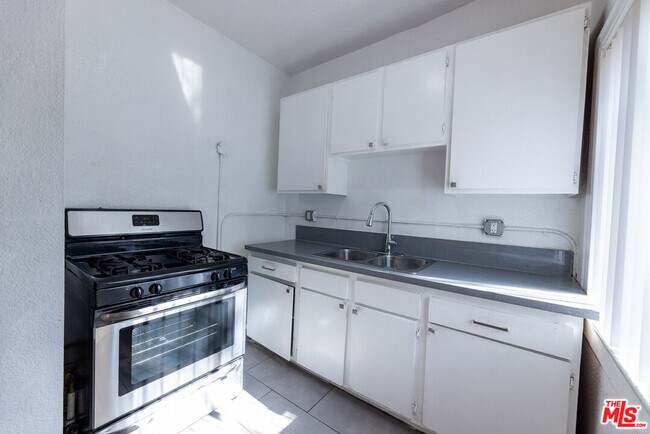 Building Photo - 661 Shatto Pl