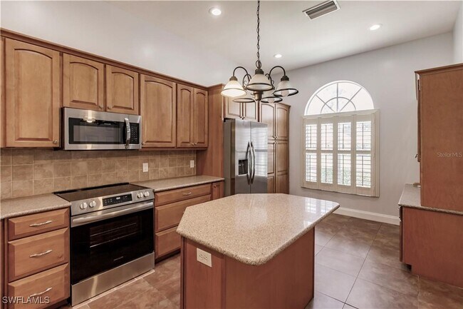 Building Photo - 2615 6th St W