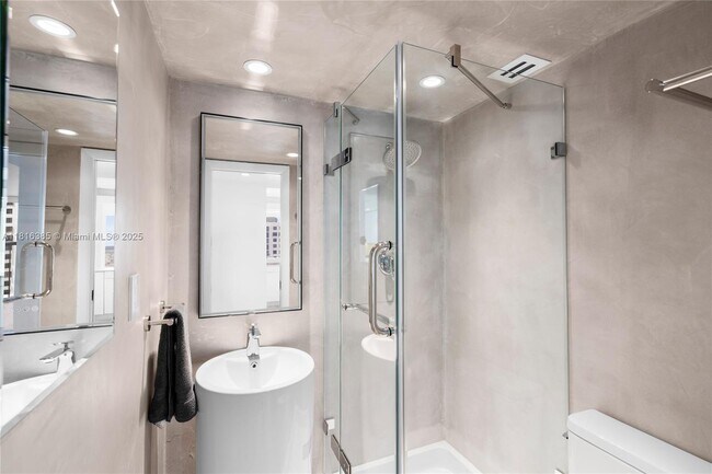 Building Photo - 2655 Collins Ave