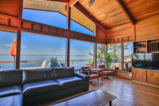 Building Photo - Stunning Furnished Water View Home on West...