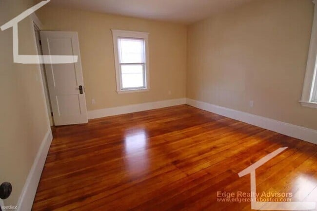 Building Photo - No Brokers Fee, In-Unit Washer and Dryer, Eat-in Kitchen, Stainless Steel Kitchen Appliances, Cen...