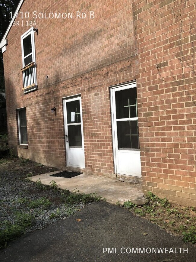 Building Photo - 2 bed/1 bath duplex (available 5/10/2025)