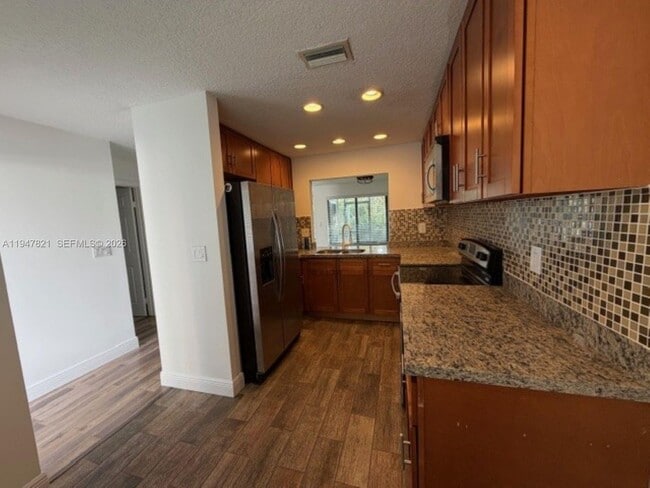 Building Photo - 1617 Cypress Pointe Dr